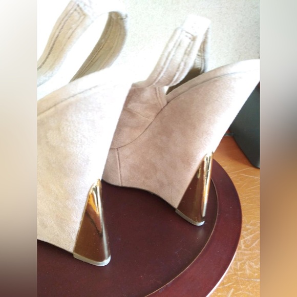 Wild pair beige platform shoes with flowers and golden details. Size 6.5 - Picture 5 of 13